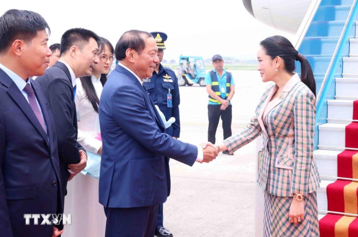 Bo truong Bo Van hoa, The thao va Du lich Nguyen Van Hung don Thu tuong Thai Lan tai san bay quoc te Noi Bai, Ha Noi. Anh: TTXVN