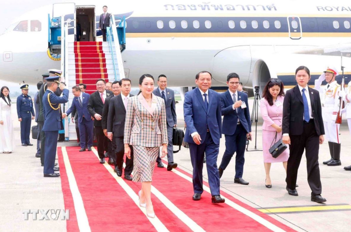 Bo truong Bo Van hoa, The thao va Du lich Nguyen Van Hung don Thu tuong Thai Lan Paetongtarn Shinawatra tai san bay quoc te Noi Bai, Ha Noi. Anh: TTXVN