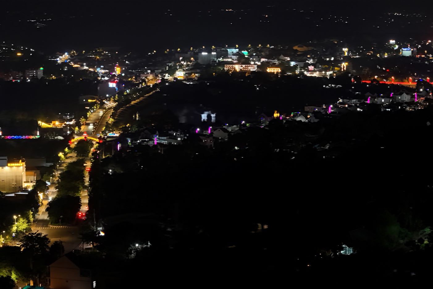 The lighting system in Gia Nghia City (Dak Nong) has encountered a problem that has affected people's traffic. Photo: Bao Lam