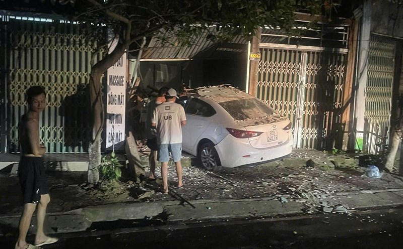 A Mazda car at a house in Lao Cai after a traffic collision. Photo: Provided by the people