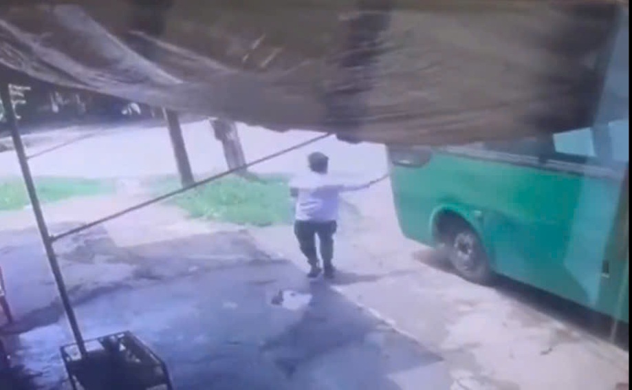 The bus conductor tried to prevent the bus from moving on its own but was hit and killed by the bus. Photo: Cut from a private home camera.