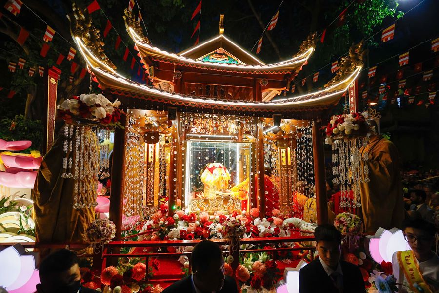 Worshiping the Buddha: Orderly, respectful and full of humanity