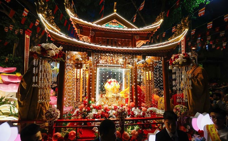 Worshiping the Buddha: Orderly, respectful and full of humanity