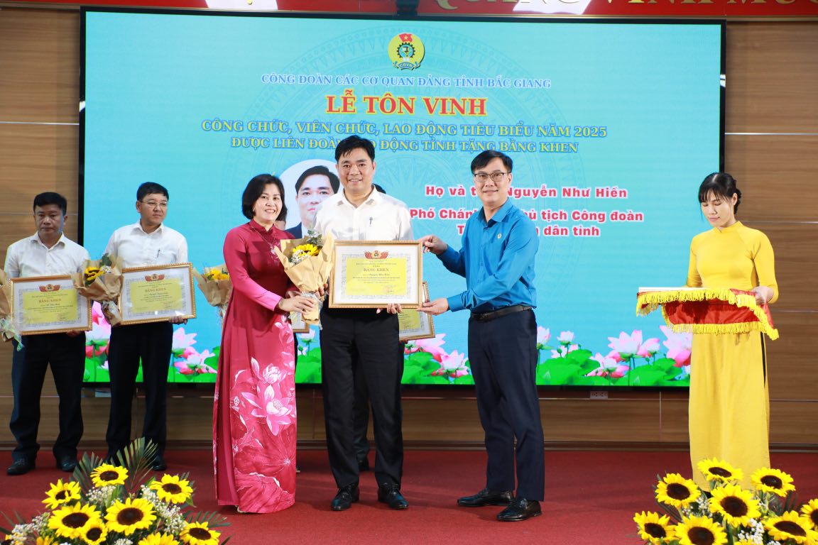 Mr. Nguyen Manh Hung - Permanent Vice President of the Bac Giang Provincial Labor Federation awarded Certificates of Merit to outstanding civil servants, public employees and workers. Photo: Que Chi