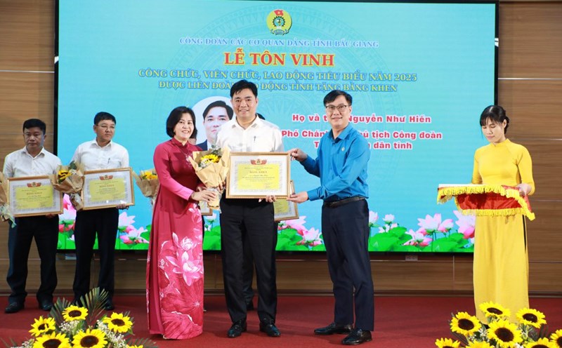 Mr. Nguyen Manh Hung - Permanent Vice President of the Bac Giang Provincial Labor Federation awarded Certificates of Merit to outstanding civil servants, public employees and workers. Photo: Que Chi