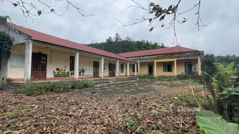 Nhung ngoi nha, diem truong hoc bo hoang sau khi giai phong mat bang phuc vu du an Cang hang khong Sa Pa. Anh: Dinh Dai