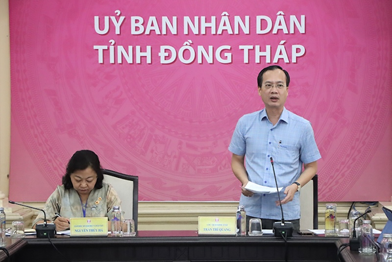 Chu tich UBND tinh Dong Thap Tran Tri Quang ket luan cuoc hop.
