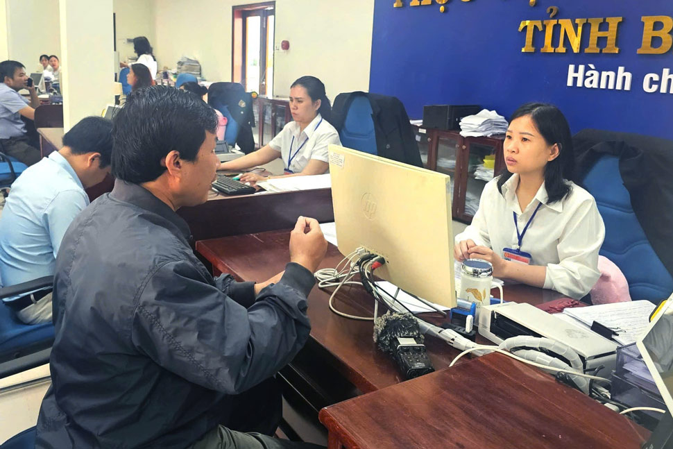 El Centro Administrativo Publico de la Provincia de Binh Dinh guia a las personas a llevar a cabo procedimientos administrativos. Foto: Thanh Thanh