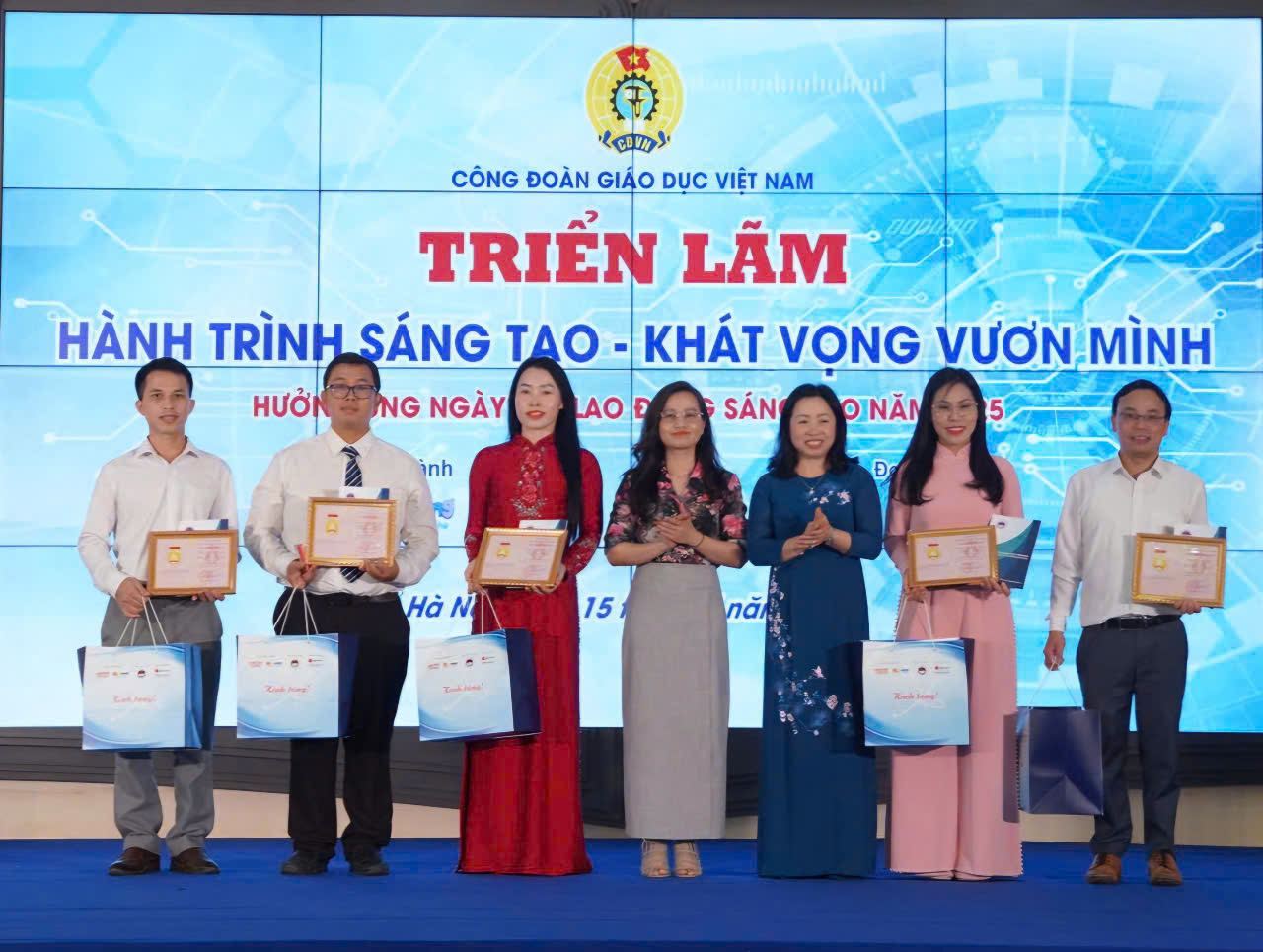 Phó Chủ tịch Thường trực Tổng Liên đoàn Lao động Việt Nam Thái Thu Xương trao Bằng Lao động sáng tạo do Tổng Liên đoàn Lao động Việt Nam trao tặng cho 5 cá nhân. Ảnh: Quỳnh Chi