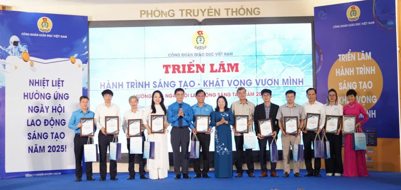 Phó Chủ tịch Thường trực Tổng Liên đoàn Lao động Việt Nam Thái Thu Xương tặng Bằng khen cho 17 nhà khoa học trẻ có thành tích xuất sắc trong nghiên cứu khoa học, chuyển giao công nghệ năm 2024. Ảnh: Quỳnh Chi