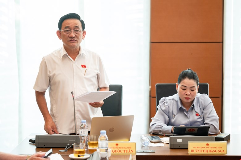 Delegate Tran Quoc Tuan commented on inspecting each enterprise, business household, and individual business not more than once a year. Photo: Pham Dong