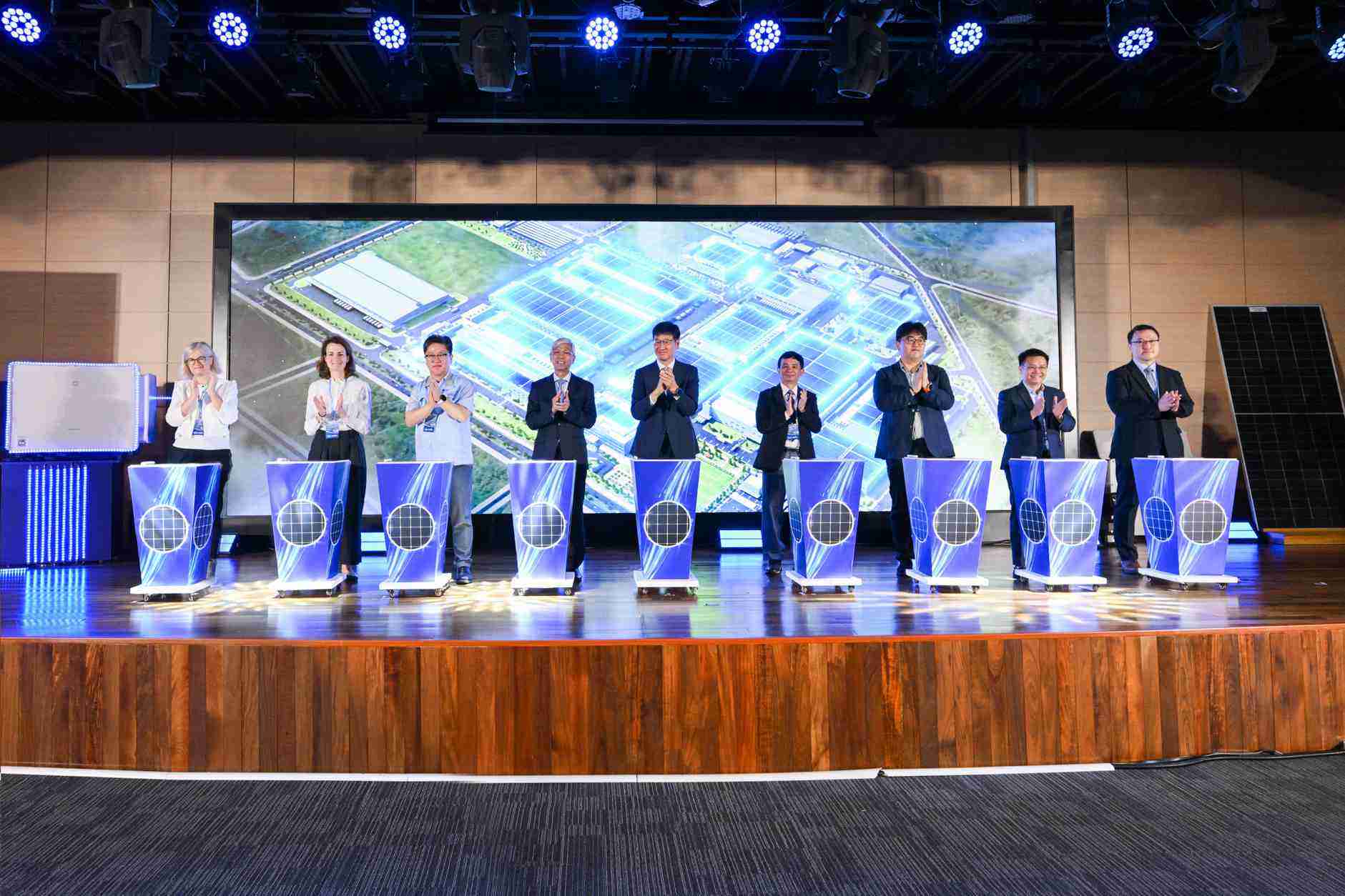 Samsung khoi cong du an dien mat troi mai nha tai SEHC. Anh: Thu Trang