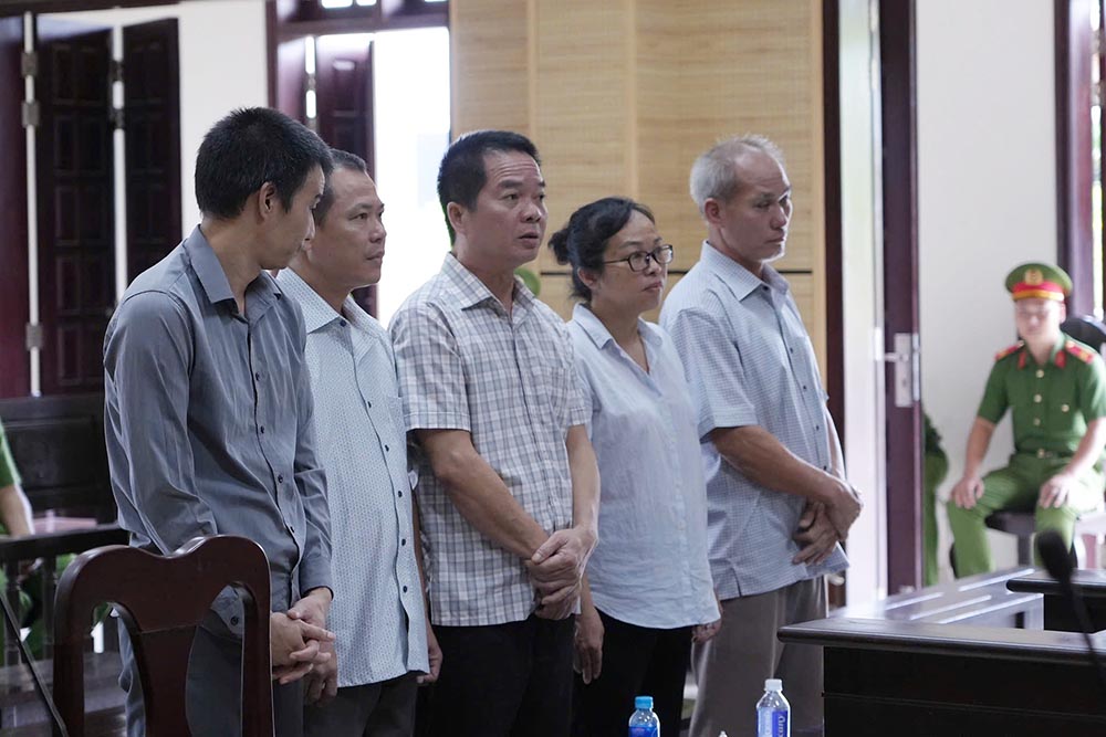 Tỉnh Tây ninh xét xử các cựu cán bộ công an, viện kiểm sát vì bỏ lọt tội phạm buôn lậu ôtô Lexus. Ảnh: Thanh Quân