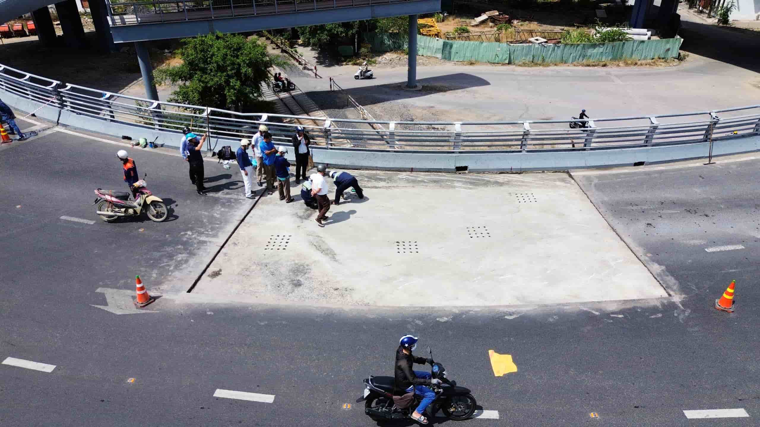 Phuc Son Group y las unidades de consultoria y construccion realizaron una inspeccion del area de hundimiento en la interseccion NGOC Hoi en la ciudad de NHA Trang. Foto: Huu Long