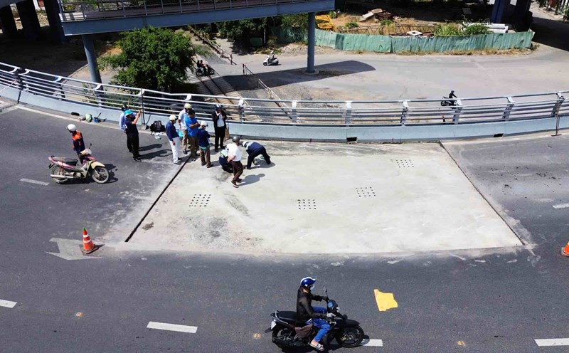 Phuc Son Group and consulting and construction units have inspected the subsidence area at Ngoc Hoi intersection in Nha Trang City. Photo: Huu Long