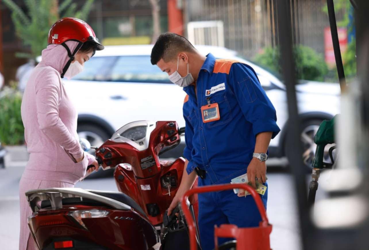 Gasoline prices increased from 3:00 p.m. today (May 15), after adjustments by the Ministry of Industry and Trade - Ministry of Finance. Photo: Hai Nguyen