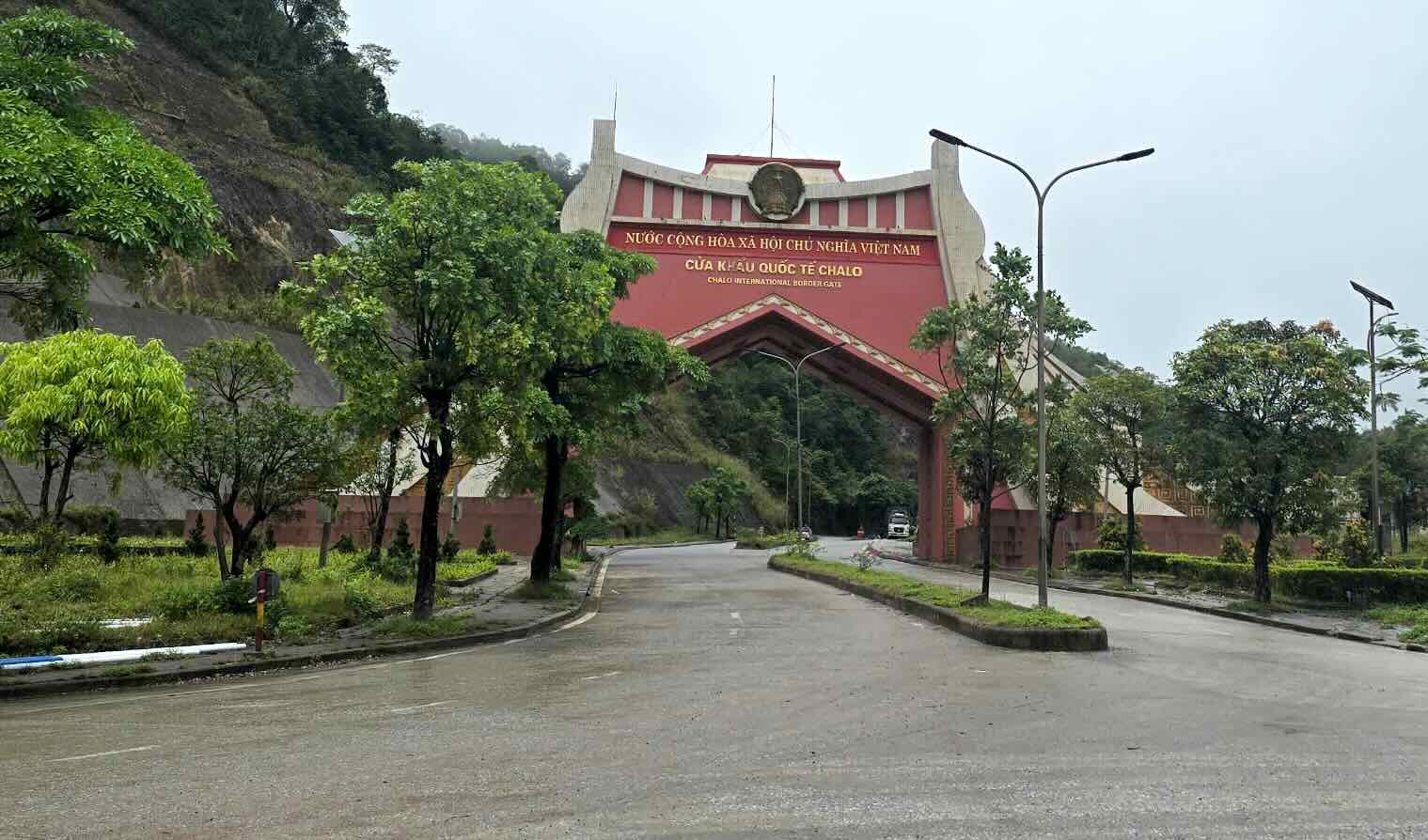 Traffic through Cha Lo International Border Gate has been reopened after a day of congestion. Photo: Xuan Hai