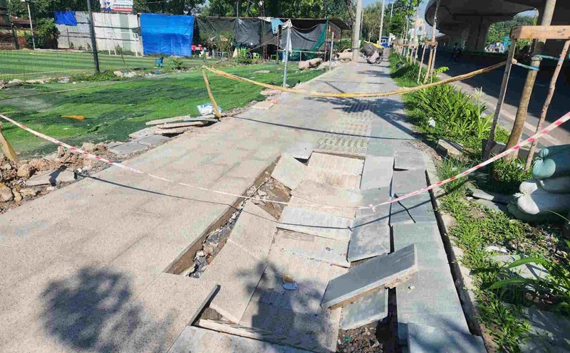The sidewalk of the Tran Quoc Hoan - Cong Hoa connecting road leading to Tan Son Nhat T3 station has sunk. Photo: Minh Quan