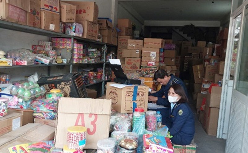 Hanoi Market Management inspects goods in the city. Photo: Hanoi Market Management