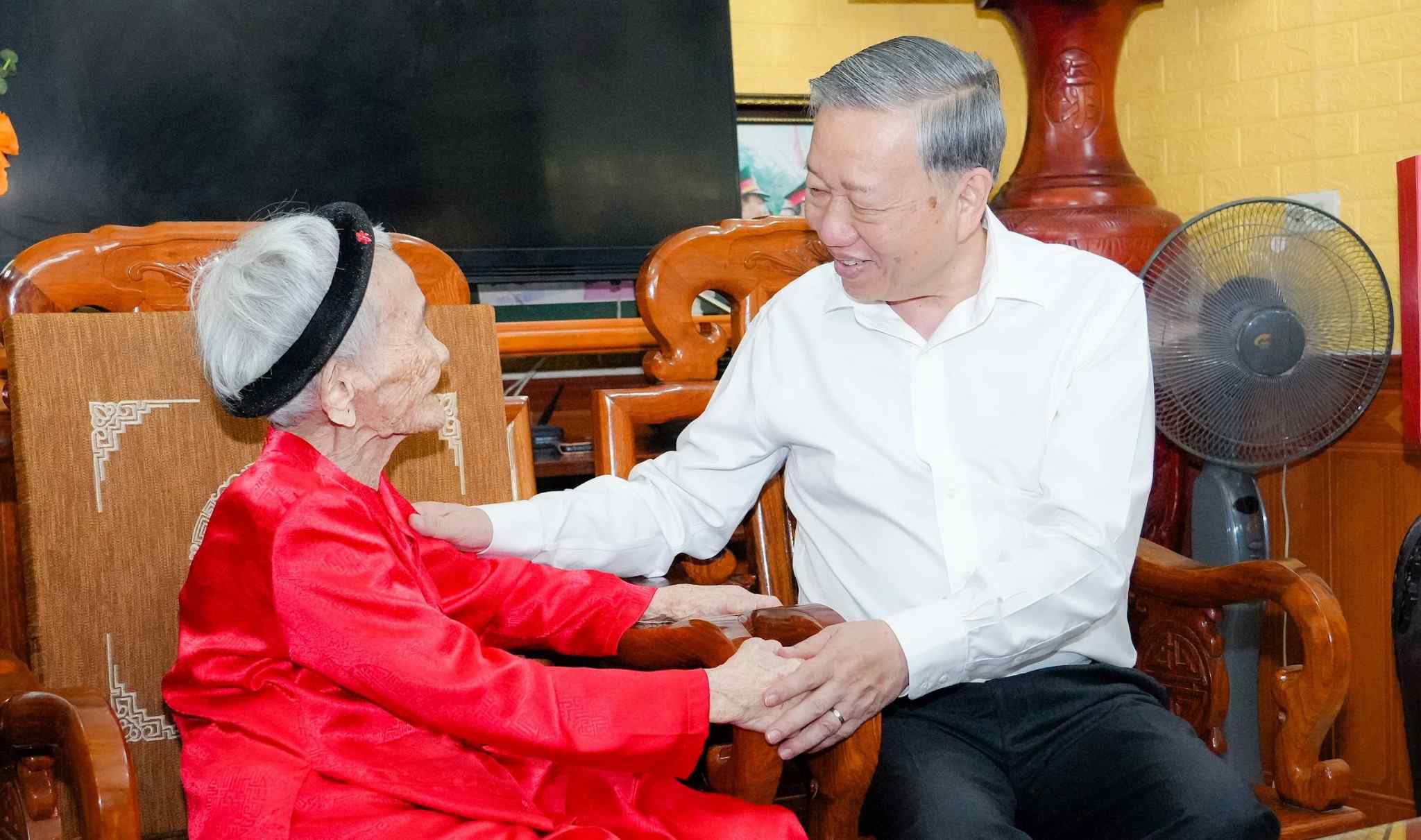 General Secretary To Lam would like to pay a warm visit to Vietnamese Heroic Mother Le Thi Sau. Photo: Pham Bang