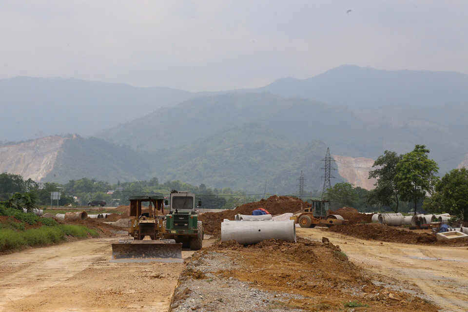 Cac thiet bi may moc cung dang hoat dong het cong suat de dam bao tien do. Anh: Dang Tinh
