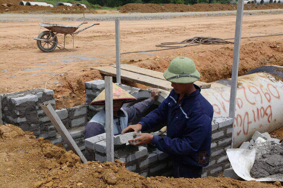 Cong nhan dang tich cuc lam viec de hoan thanh tien do cong viec de ra. Anh: Dang Tinh
