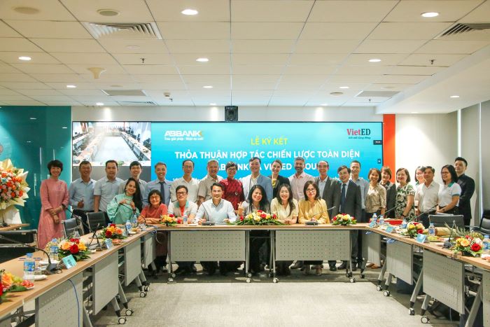 Hai ben cong bo thanh lap Nhom Cong tac “Cong huong Xanh” (Green Synergy Group – GSG) phoi hop trien khai du an. Anh ABBANK