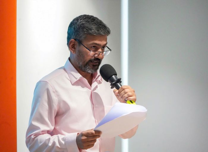 Hinh ong Raj Kumar – Giam doc VietED Group chia se tai buoi le. Anh: ABBANK