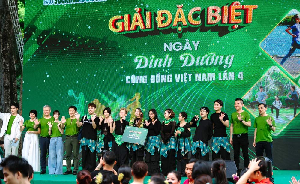 Ông Nguyễn Thanh Dat - Giam dốc Truyền thông cấp cao Herbalife Viêt Nam chuc mung dôi dat giai Dac biet tai chương trinh.