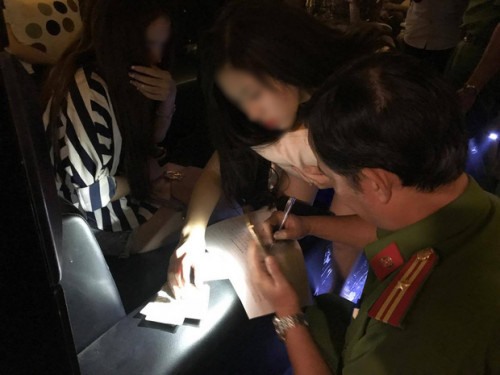 Khanh Hoa apreto los tipos de campeones, sensibles. Fuente: Hoang colgo