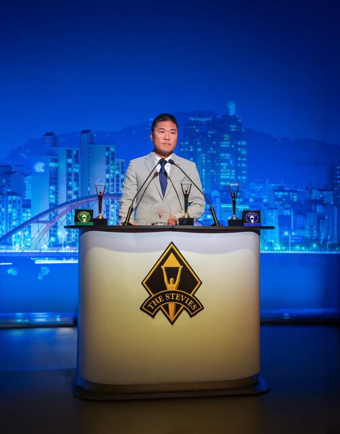 Ong Ta Ngoc Da, dai dien ROX Group nhan giai thuong Stevie Awards 2025.