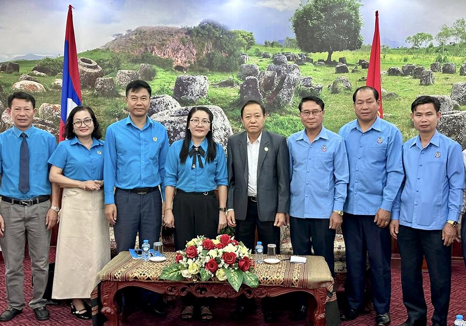 Ba Nguyen Thi Thu Nhi – Pho Chu tich Lien doan Lao dong tinh Nghe An – lam truong doan da co chuyen tham va lam viec voi Lien hiep Cong doan tinh Xieng Khoang. Anh: Hai Dang