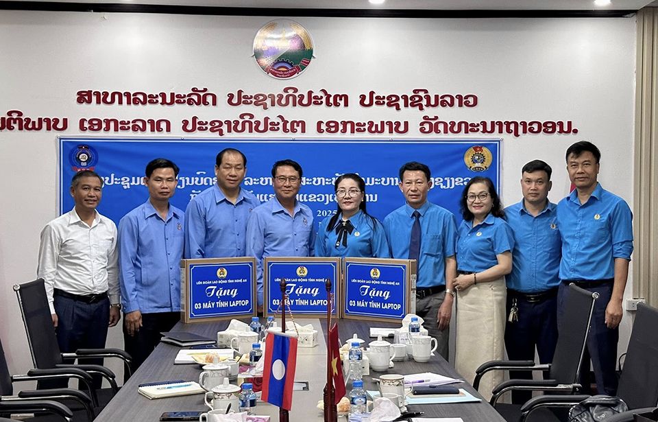 Nghe An Labor Federation presented 3 laptops to the Xieng Khoang Provincial Trade Union Federation (Laos). Photo: Hai Dang