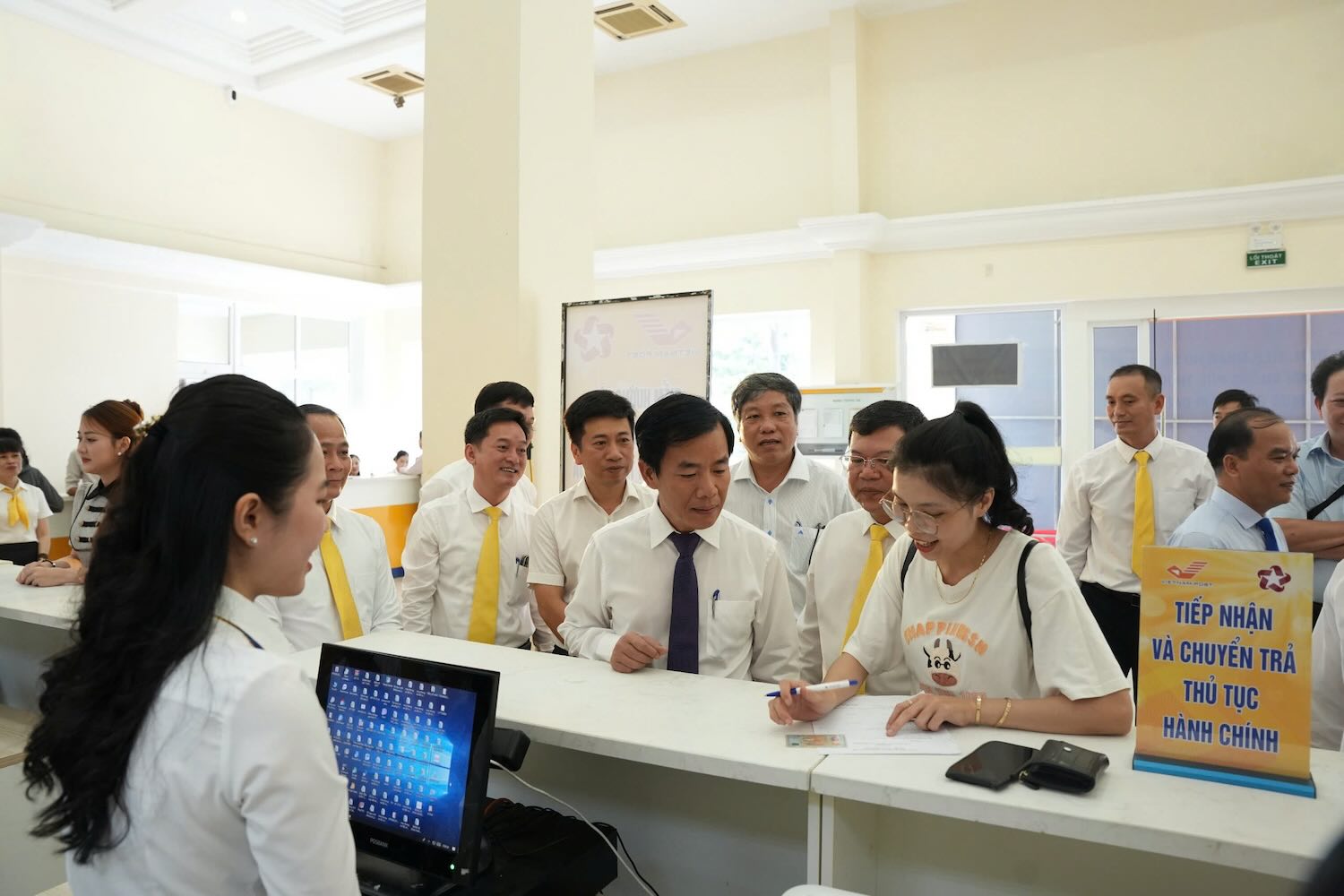 Hue abrio el modelo de resolver procedimientos administrativos sin el limite de limite. Foto: NGOC Minh.