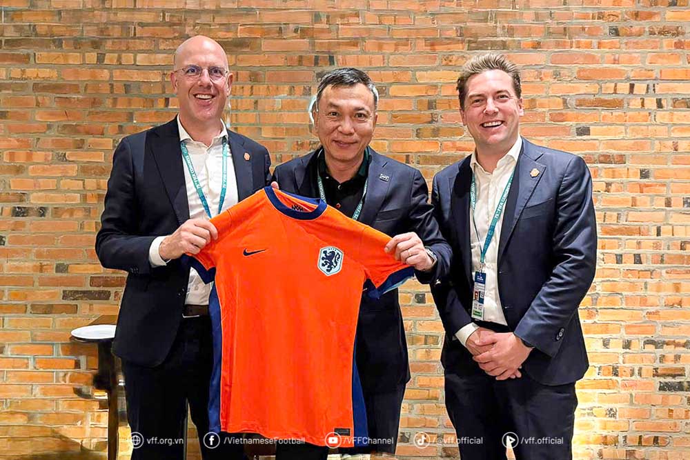 VFF President Tran Quoc Tuan (middle) and Dutch Football Federation General Secretary Gijs de Jong (left). Photo: VFF