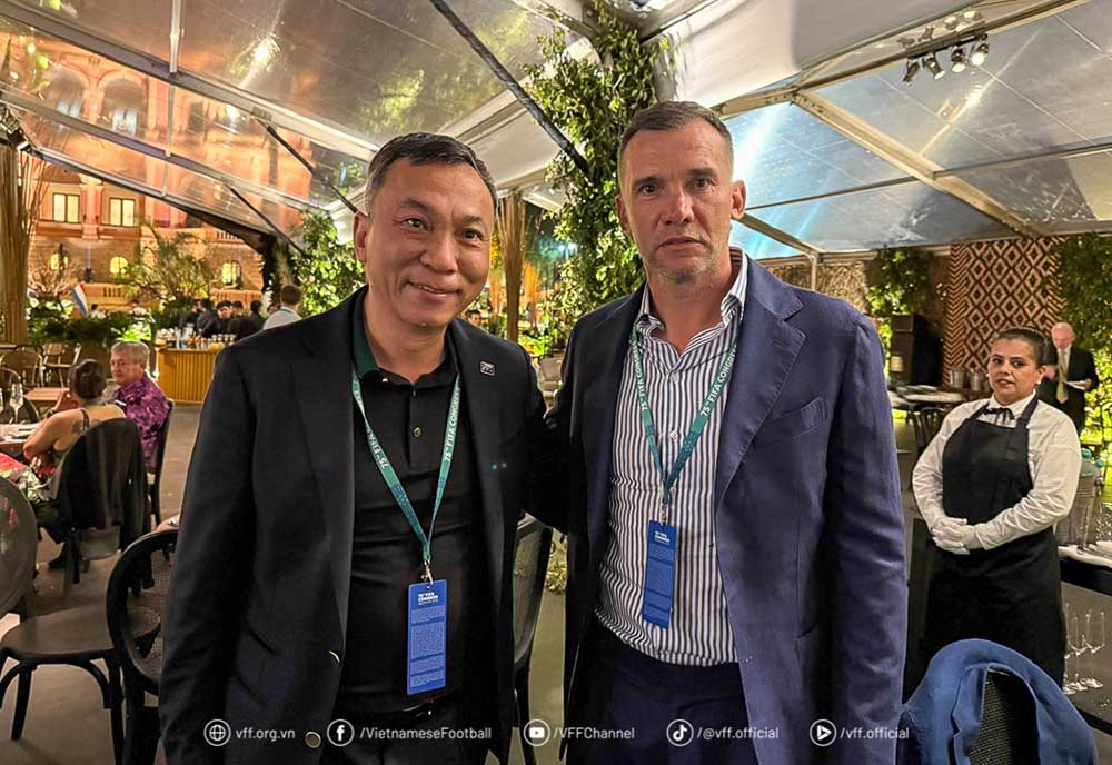 Chu tich VFF Tran Quoc Tuan va Chu tich Lien doan bong da Ukraine – cuu danh thu Andrei Shevchenko. Anh: VFF