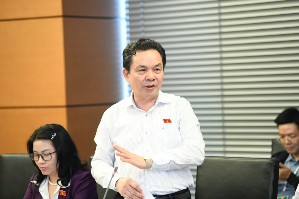 National Assembly delegate Hoang Van Cuong is concerned about " loibing" the policy if small and medium-sized enterprises are exempt from income tax for 3 years. Photo: Pham Dong