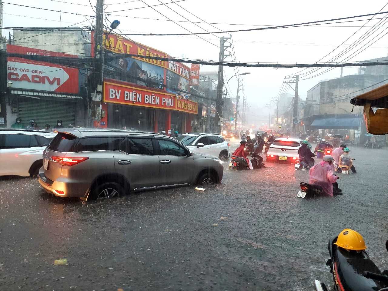 Khu vuc cho Thu Duc tro thanh “ron” ngap. Ảnh: Minh Quan