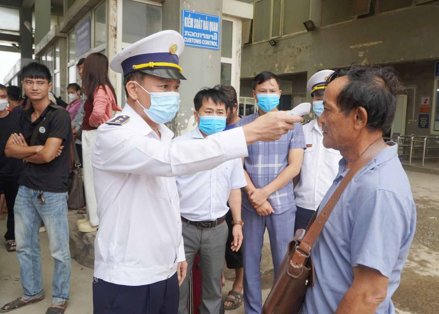 Controlar a las personas para ir a la puerta fronteriza de Cau Treo para detectar y evitar que la epidemia de Covid-19 ingrese a la provincia de Ha Tinh. Foto: Nhat Thang.