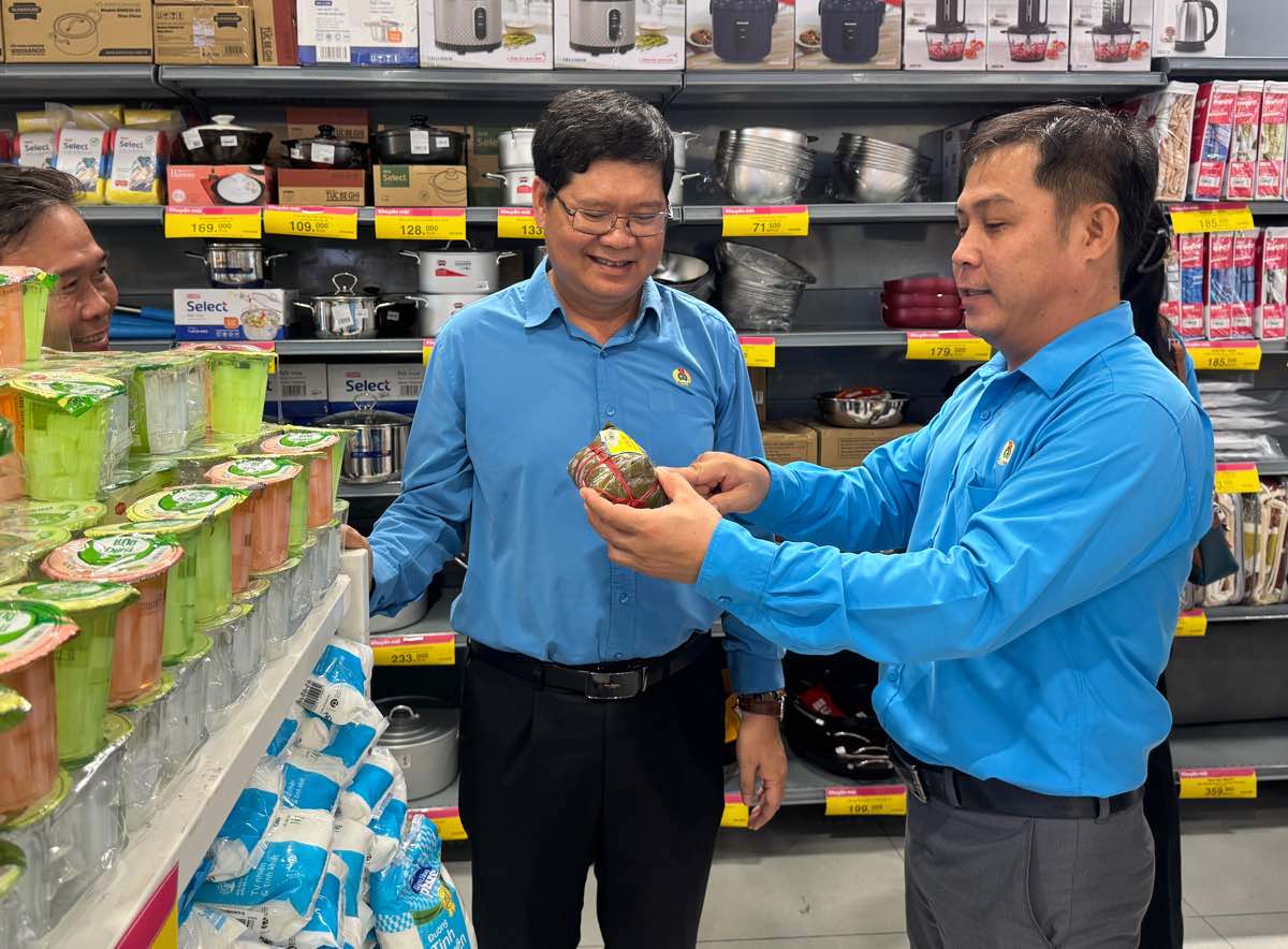 Union members and workers shop at the promotion booth. Photo: Duy Tuan