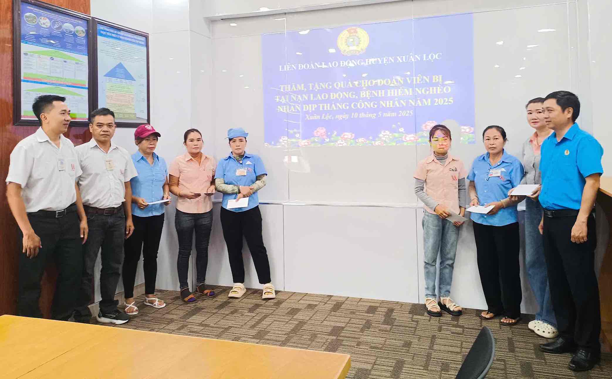 Mr. Le Tien Dung - Vice Chairman of Xuan Loc District Labor Federation (right corner) visited and presented gifts to union members during Workers' Month. Photo: Provided by the Union