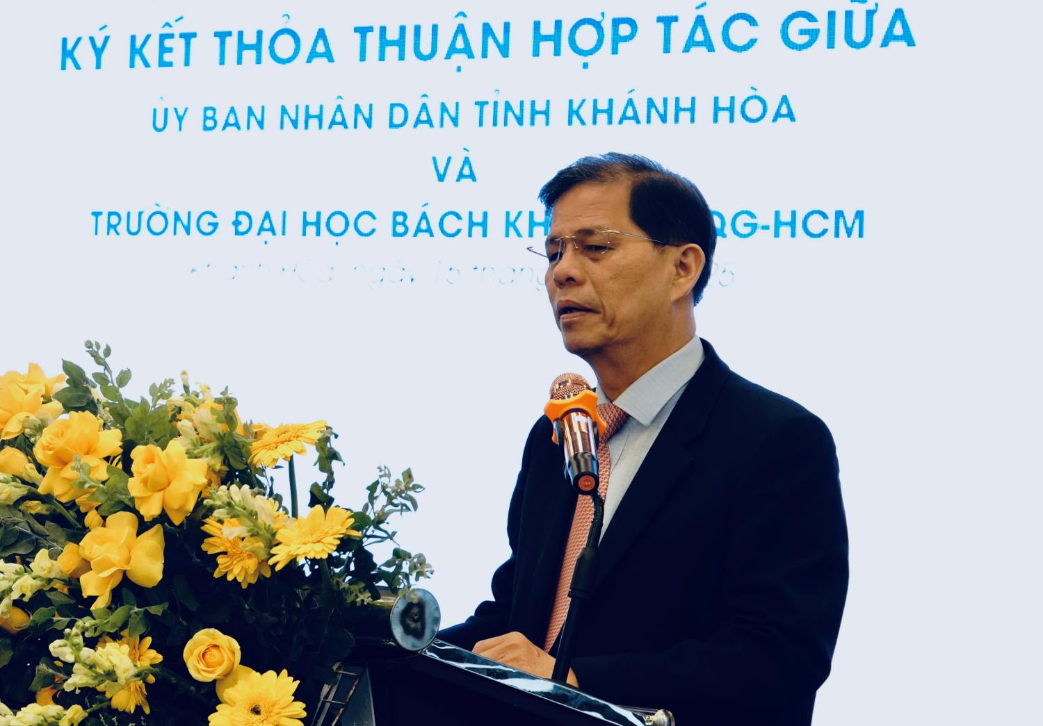 Ong Nguyen Tan Tuan - Chu tich UBND tinh Khanh Hoa mong muon viec hop tac se giup dia phuong co nguon nhan luc chat luong cao. Anh: Phuong Linh