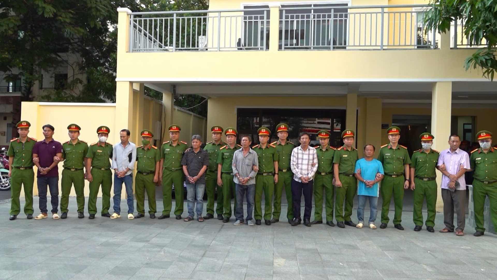 Enjuiciar a 34 sujetos mas de contrabando de gasolina y petroleo, lo que mejora decenas de miles de millones de dong