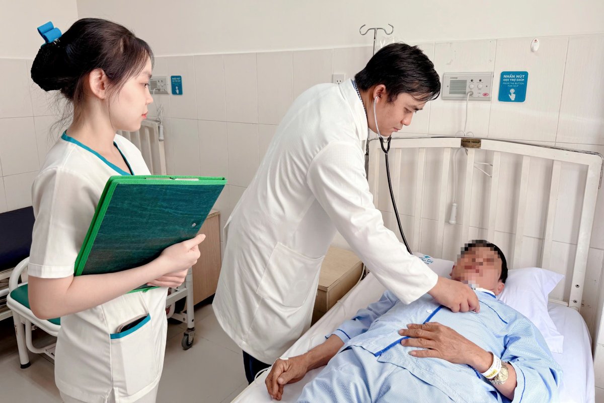 Bac si tham kham cho benh nhan. Anh: Benh vien cung cap