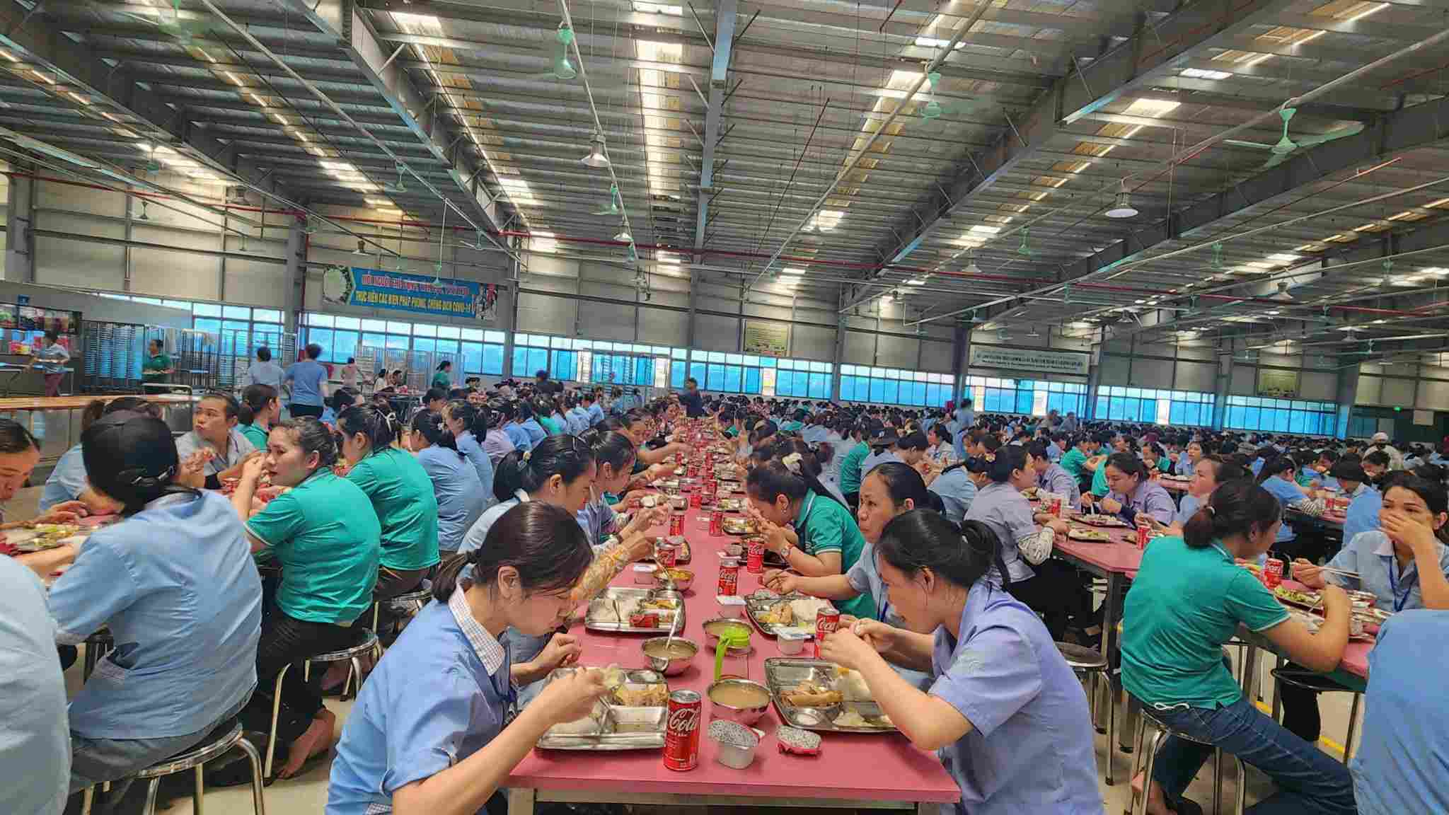 Hang nghin cong nhan cung an bua com doan ket trong chuong trinh. Anh: Thu Hien