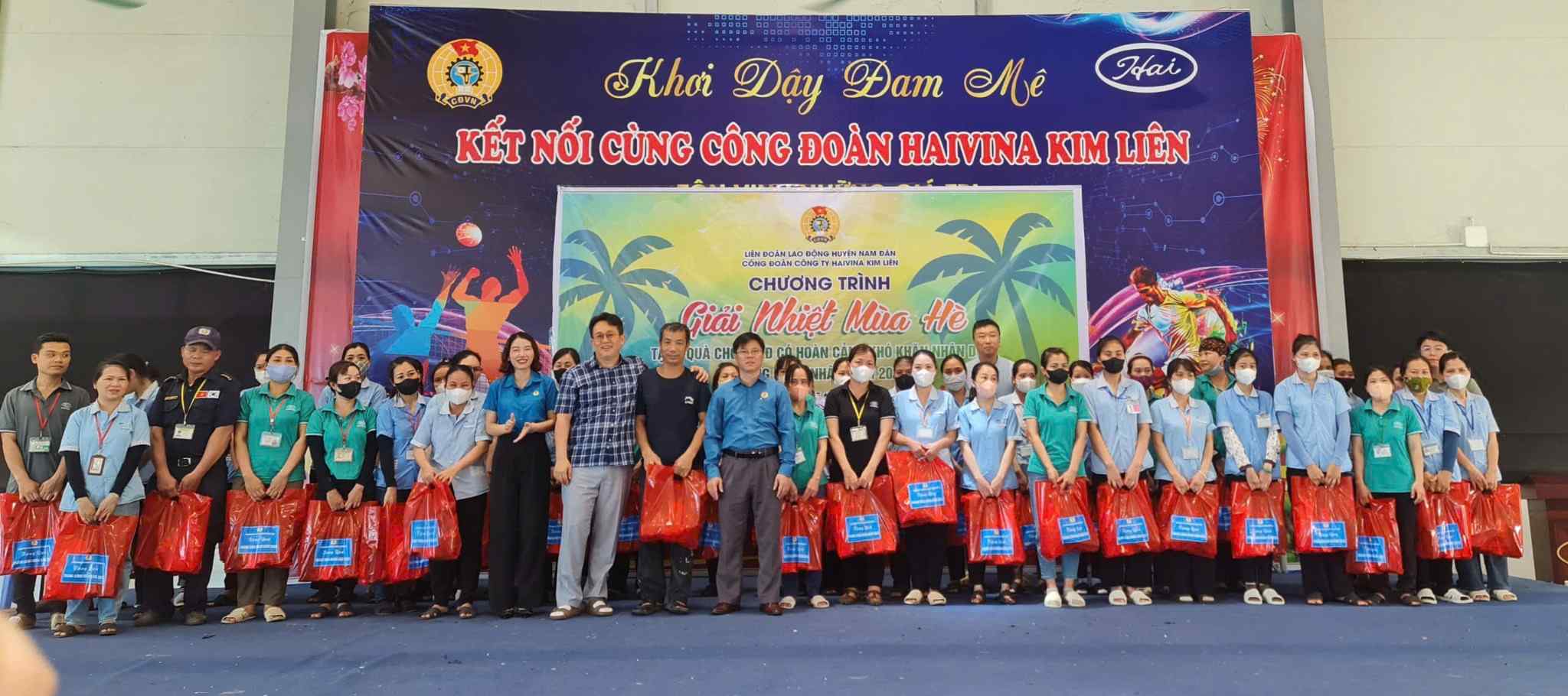 El comite organizador del programa presento 70 regalos a los trabajadores. Foto: Thu Hien