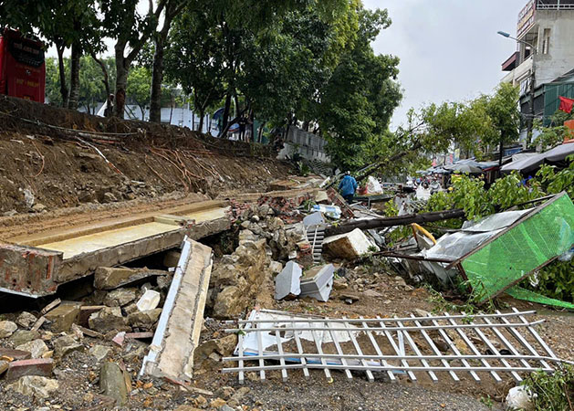 Pesadas lluvias en la mañana de 15.5, causando daños de casi 15 mil millones de dong en Lai Chau. Foto: Thanh binh