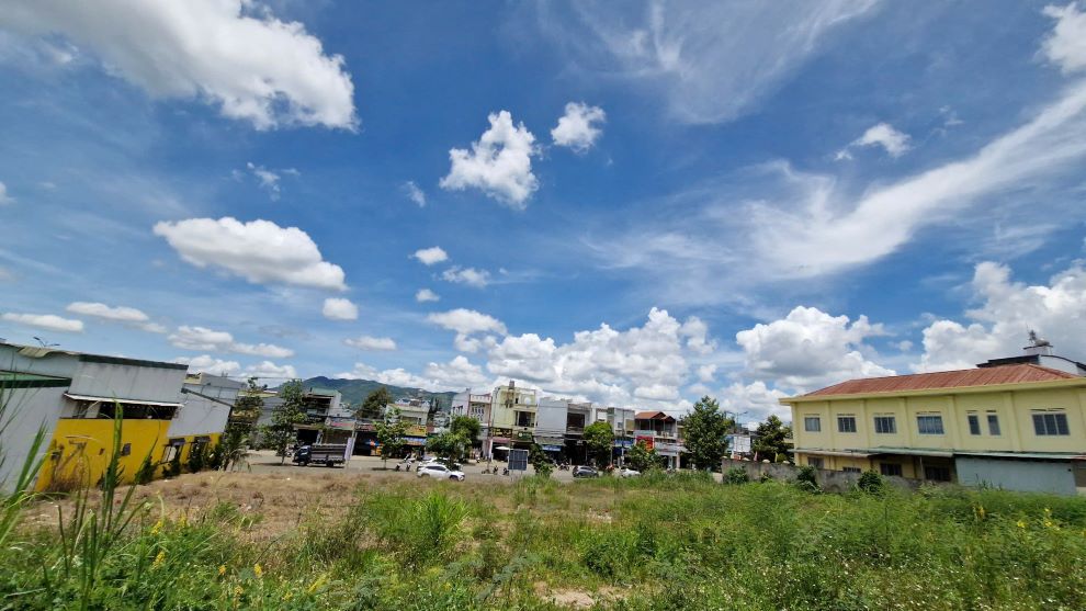 La ubicacion de la parcela de tierra recibe una subasta. Foto: Lam Hong