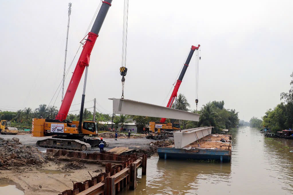 Công nhân thi công phần cầu thuộc cao tốc Châu Đốc - Cần Thơ - Sóc Trăng đoạn qua địa bàn tỉnh Hậu Giang. Ảnh: Tạ Quang
