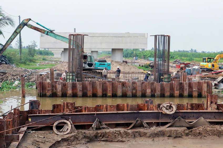 Công nhân tập trung thi công phần cầu. Ảnh: Tạ Quang